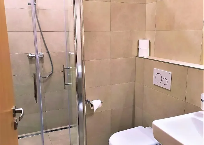 Adela Πανσιόν 3*